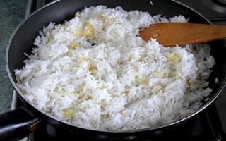 Острый рис с зеленым горошком