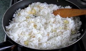 Острый рис с зеленым горошком