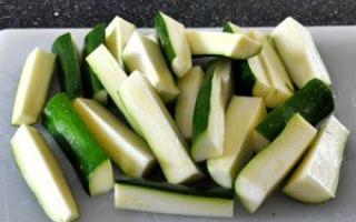 Stik zucchini diet dengan kerak renyah Zucchini dilapisi tepung roti dengan keju di dalam oven - resep