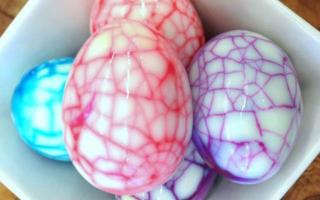 Применение пищевых красителей для окрашивания пасхальных яиц