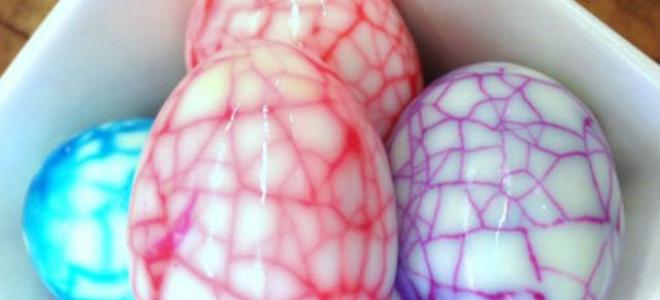 식용 색소를 사용하여 부활절 달걀 색칠하기