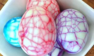 Uporaba jedilnega barvila za barvanje velikonočnih jajc