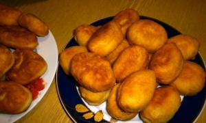 Yeast cakes fried in a pan