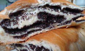 Roll with poppy seeds made from yeast dough